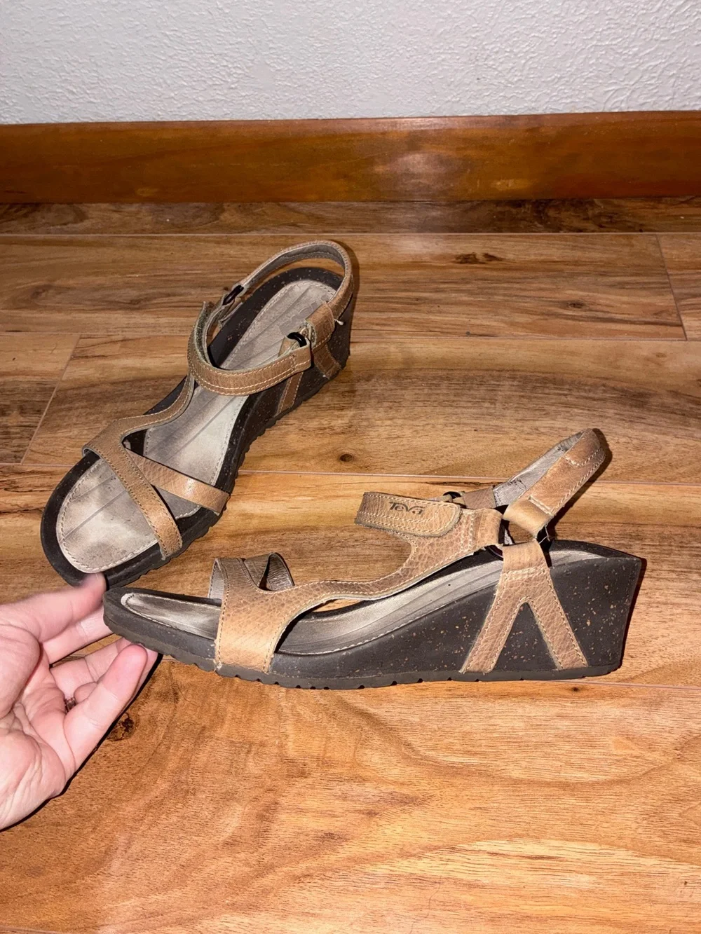 Teva Cabrillo Women’s Strap Wedge Tan Leather Sandals - size 9